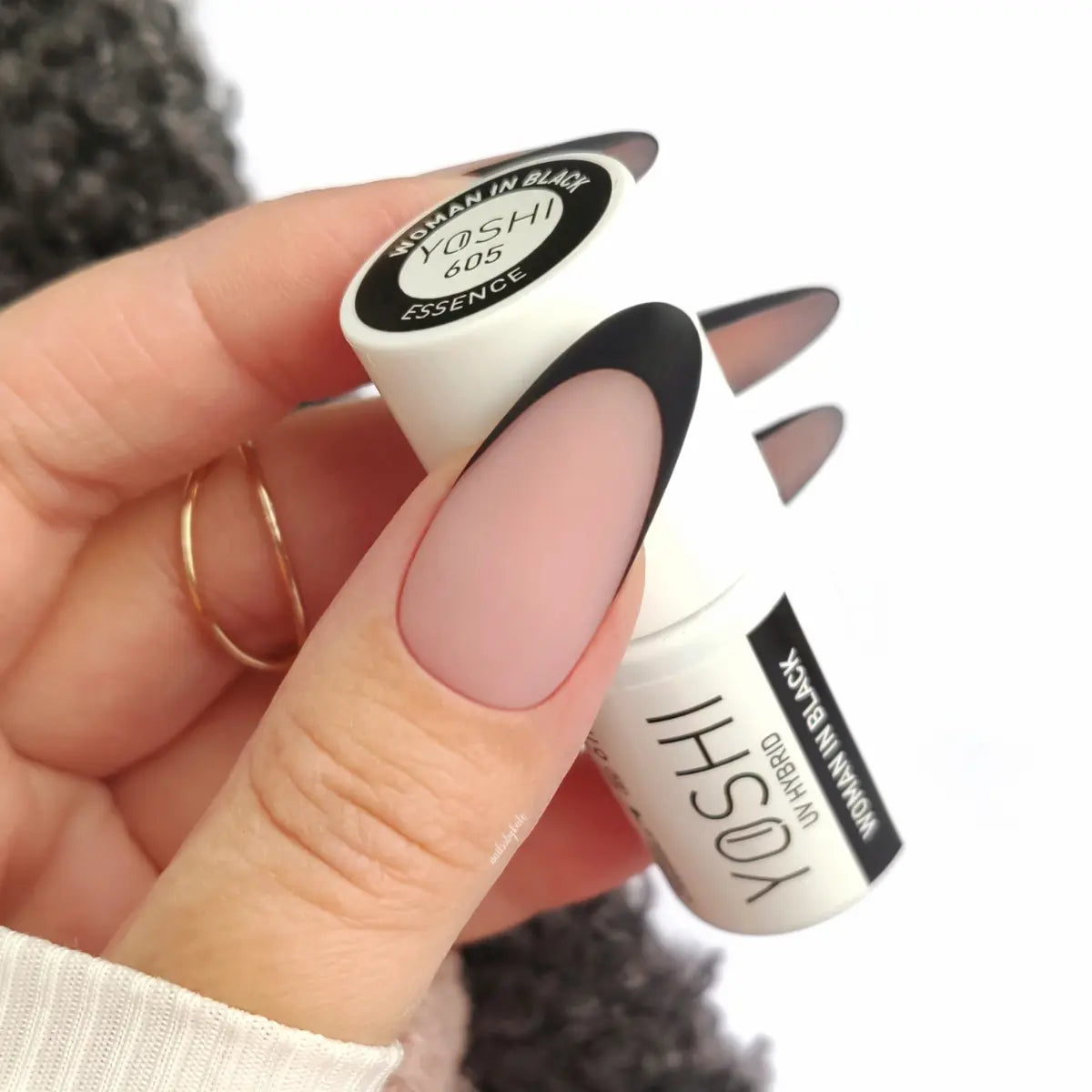 Yoshi Woman In Black Gel Polish 6 ml – 605