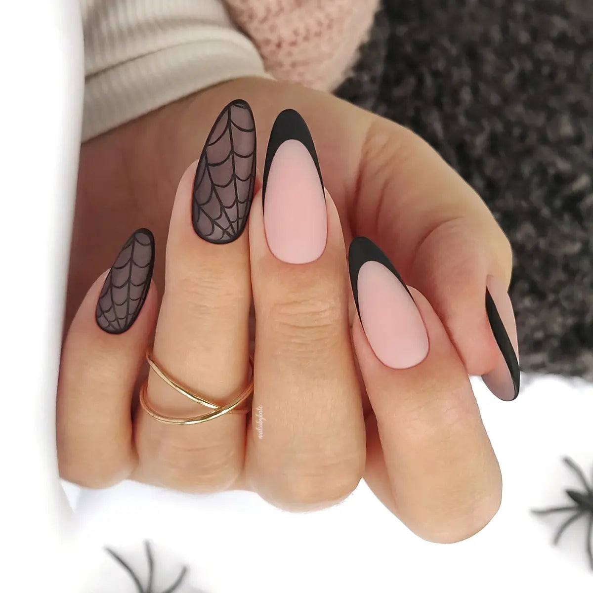 Yoshi Woman In Black Gel Polish 6 ml – 605